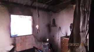 Bombeiros controlam fogo em residência e morador é levado ao hospital - 3
