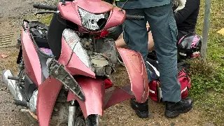 (VÍDEO) Colisão na esquina deixa motociclistas feridas - 1