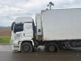 Zafira invade pista contrária e colide com caminhão - 1