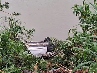 (VÍDEO) Veículo com mãe e filho despenca na ribanceira, em Botuverá - 2
