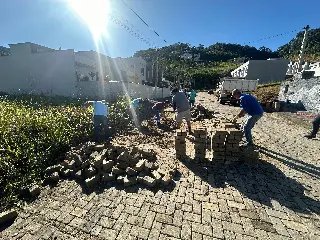 Rua na Limeira passa por conserto de calçamento - 2