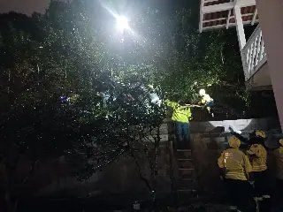 Motorista fica ferido após carro cair em ribanceira no Souza Cruz - 2