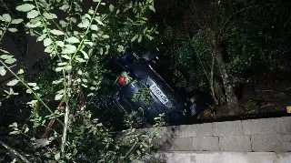 Motorista fica ferido após carro cair em ribanceira no Souza Cruz - 3