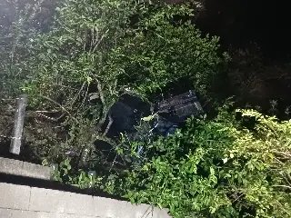 Motorista fica ferido após carro cair em ribanceira no Souza Cruz - 5