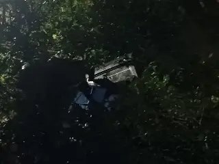Motorista fica ferido após carro cair em ribanceira no Souza Cruz - 1