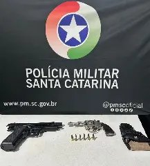 Arma e simulacro são encontrados em carro com quatro homens - 1