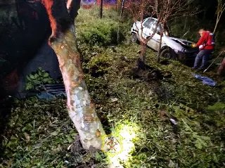 Homem de 59 anos morre em acidente entre carro e caminhão - 1