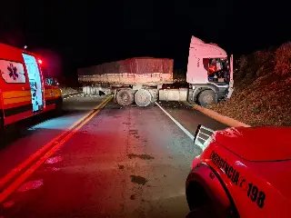 Motorista morre após bater de frente com carreta - 1
