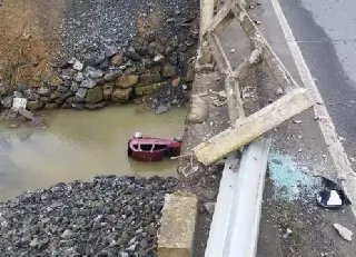 Veículo cai no rio em queda de 15 metros e três ficam feridos - 1