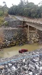 Veículo cai no rio em queda de 15 metros e três ficam feridos - 2