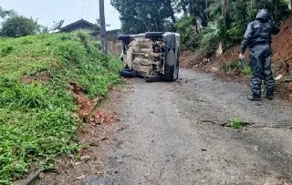 Motorista capota Uno no bairro Santa Luzia - 1