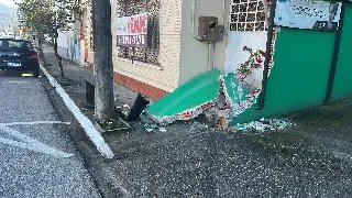 (VÍDEO) Câmeras de segurança registram momento de colisão contra muro - 2