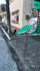 (VÍDEO) Câmeras de segurança registram momento de colisão contra muro - 1