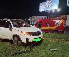 Carro vai parar em cima da rotatória, no Bateas - 1