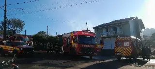 Explosão em fogão a lenha provoca incêndio e destrói dois veículos - 1