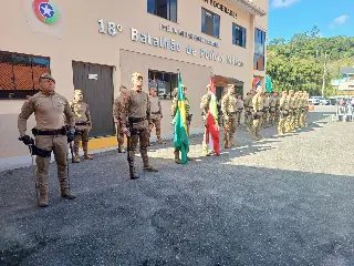 Cerimônia do 18º BPM celebra promoções e homenagens a policiais - 7