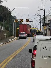 (VÍDEO) Novela sem fim: caminhão colide no limitador de altura da Gustavo Halfpap - 1