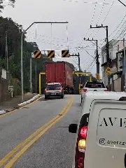 (VÍDEO) Novela sem fim: caminhão colide no limitador de altura da Gustavo Halfpap - 2