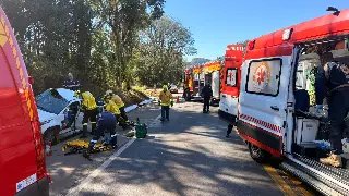 Motorista é socorrido em estado grave após ter veículo atingido por caminhão  - 2