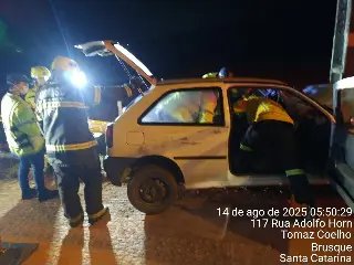 Bombeiros atualizam informações de colisão com poste no Cedro - 1