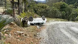 (VÍDEO) Carro fica sem freios e capota, em Botuverá - 6