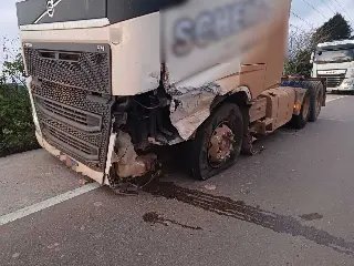 Motorista fica ferida em colisão entre carro e caminhão - 1