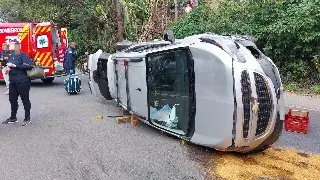 Carro atinge guard-rail e deixa duas mulheres feridas - 2