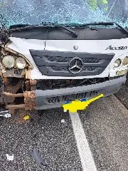 Passageiro fica preso às ferragens após colisão entre caminhões - 1