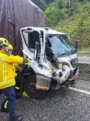 Passageiro fica preso às ferragens após colisão entre caminhões - 2