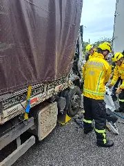 Passageiro fica preso às ferragens após colisão entre caminhões - 3