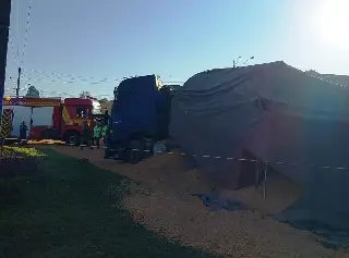 Motorista armado ameaça socorristas após tombamento de carreta - 1