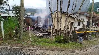 Incêndio destrói residência no Centro de Guabiruba - 2