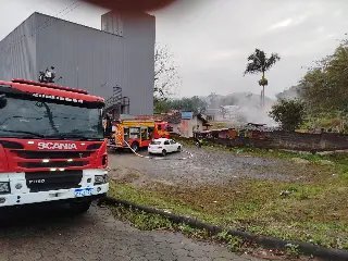 Incêndio destrói residência no Centro de Guabiruba - 1