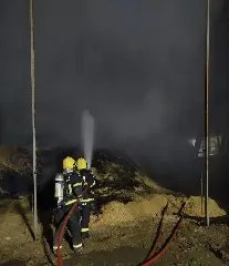 Durante a madrugada, fogo destrói parte de galpão industrial  - 1