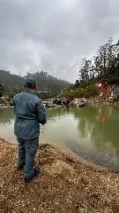 Após perder roda, carro cai em ribanceira e fica submerso em Botuverá - 1
