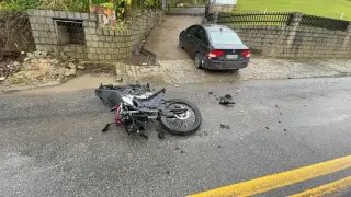 (VÍDEO) Motociclista "chutado" bate na traseira do carro no Guarani, diz motorista - 1