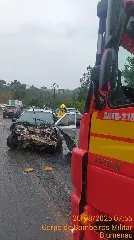 Colisão entre dois carros deixa quatro pessoas feridas - 2