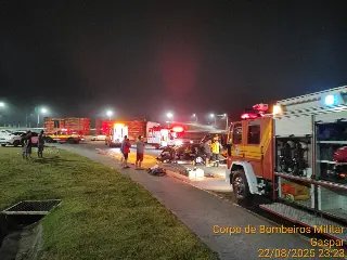 Colisão entre carro e carreta deixa dois feridos em Gaspar - 2