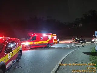 Colisão entre carro e carreta deixa dois feridos em Gaspar - 1