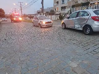Dois Ford Ka colidem no Maluche e acidente deixa ferido - 3