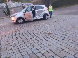 Dois Ford Ka colidem no Maluche e acidente deixa ferido - 1