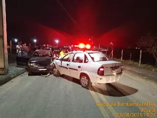 Colisão frontal entre veículos deixa feridos em Gaspar - 1