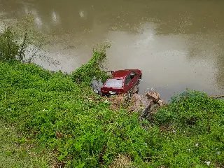 (VÍDEO) Carro cai parcialmente no rio Itajaí-Mirim - 7