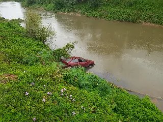 (VÍDEO) Carro cai parcialmente no rio Itajaí-Mirim - 10