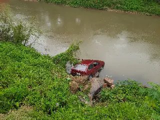 (VÍDEO) Carro cai parcialmente no rio Itajaí-Mirim - 1