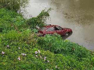 (VÍDEO) Carro cai parcialmente no rio Itajaí-Mirim - 6