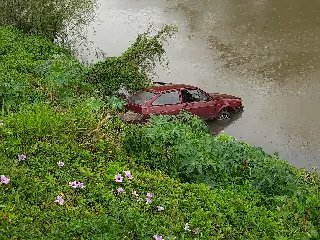 (VÍDEO) Carro cai parcialmente no rio Itajaí-Mirim - 8