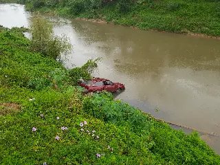 (VÍDEO) Carro cai parcialmente no rio Itajaí-Mirim - 9