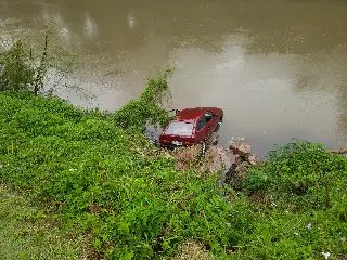 (VÍDEO) Carro cai parcialmente no rio Itajaí-Mirim - 3
