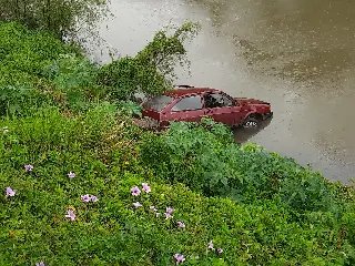 (VÍDEO) Carro cai parcialmente no rio Itajaí-Mirim - 5